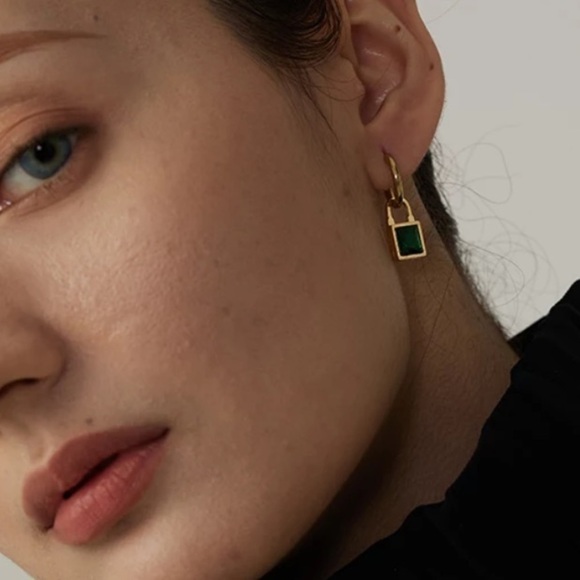 ⭐️ 𝅺NEW Clear or Emerald Green Gemstone 18K Gold Plated Hoop Earrings - Picture 5 of 15